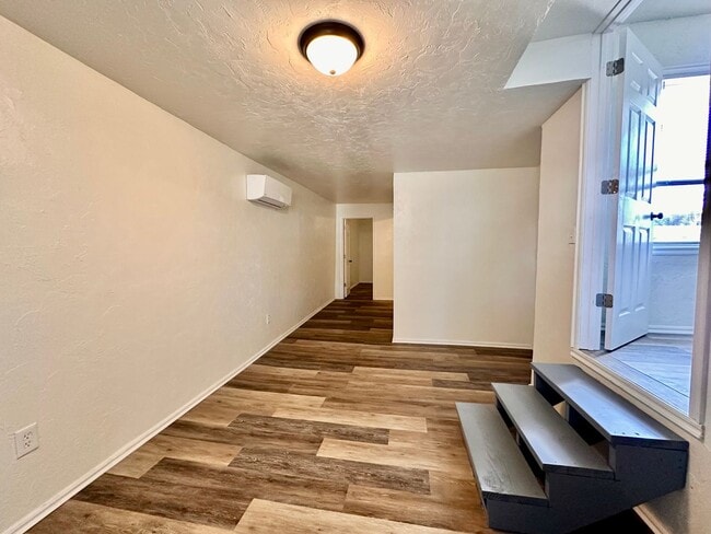 Building Photo - Newly Remodeled Home with Move-In Special!