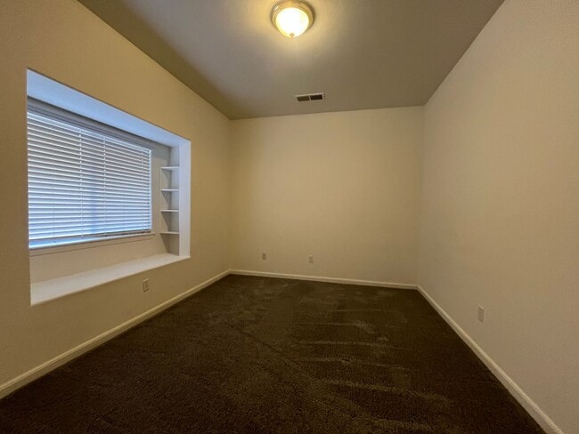 Building Photo - Beautiful 3 Bed 2 Bath Home with 3 Car Garage Available!