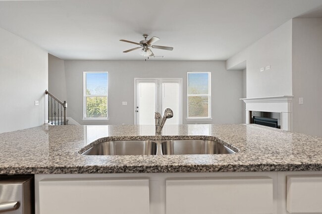 Building Photo - 3 BEDROOM TOWNHOME IN OAKWOOD!