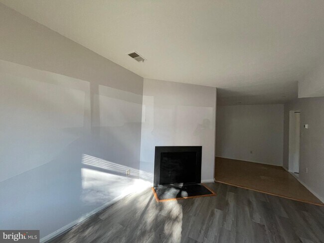 Building Photo - 7233 Mill Creek Ct