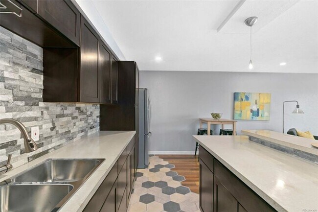 Building Photo - Remarkable 1 bedroom Condo in Governors Park