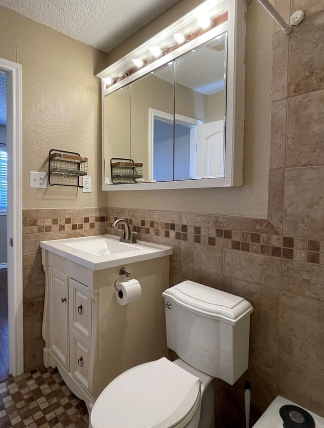 Building Photo - Beautiful 3 bedroom 2 bath home close to S...