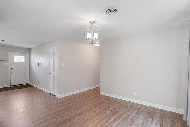 Building Photo - Home Close to Amenities