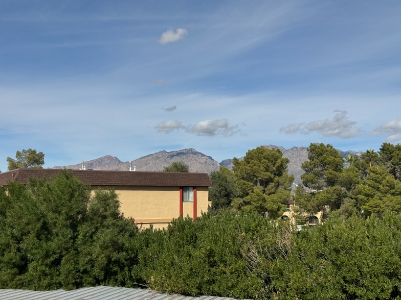 Building Photo - 2194 N Pantano Rd