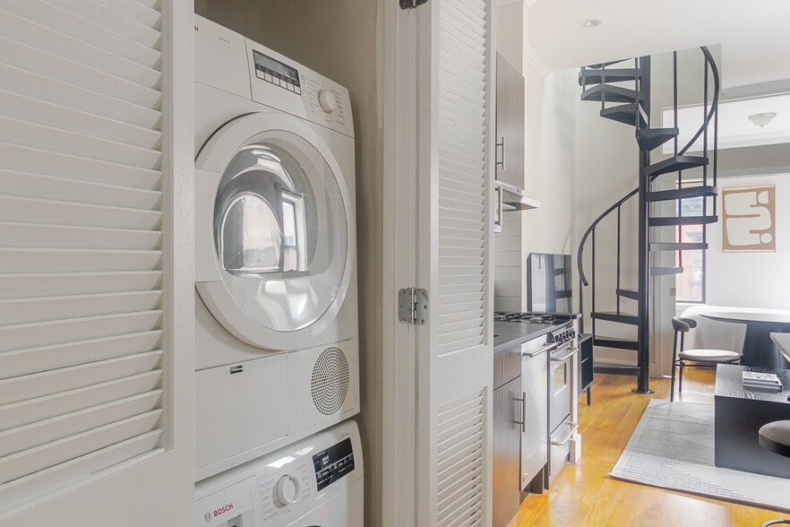 Building Photo - 515 W 47th St