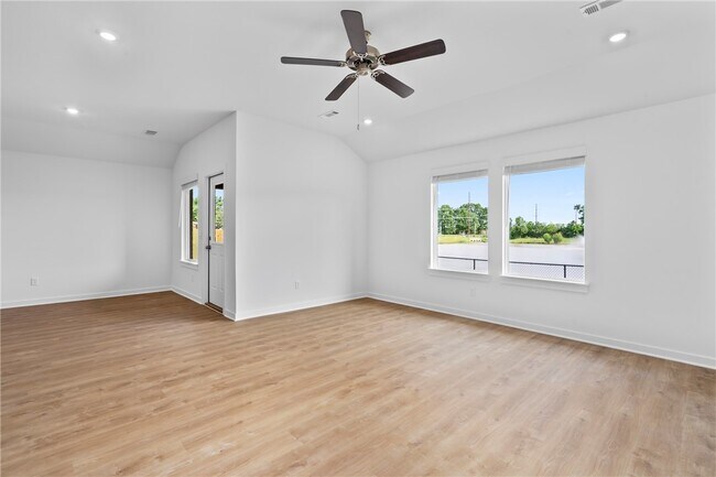 Building Photo - 813 Heeler Ave