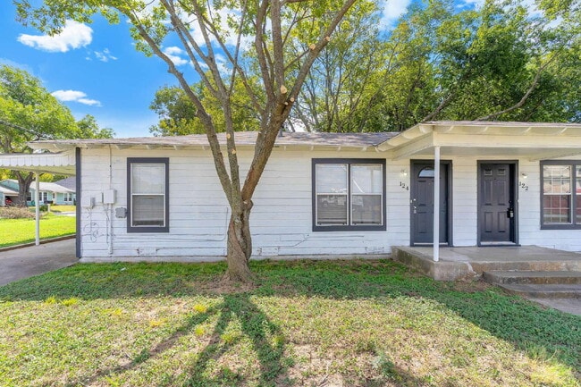 Building Photo - Cozy 2 Bedroom 1 Bath Duplex in Cleburne TX. 50% off One Month’s Rent!