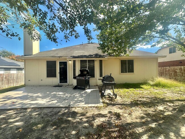 Building Photo - 113 Little Lake Rd