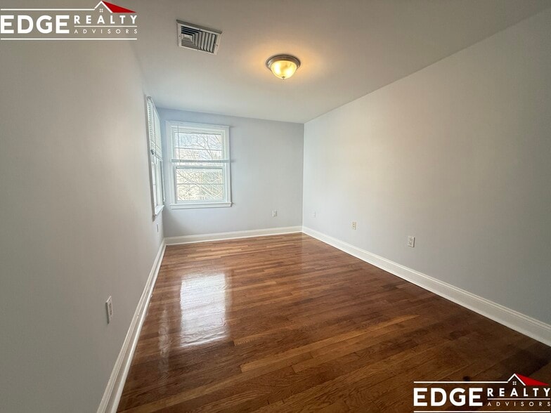 Building Photo - 39 May St