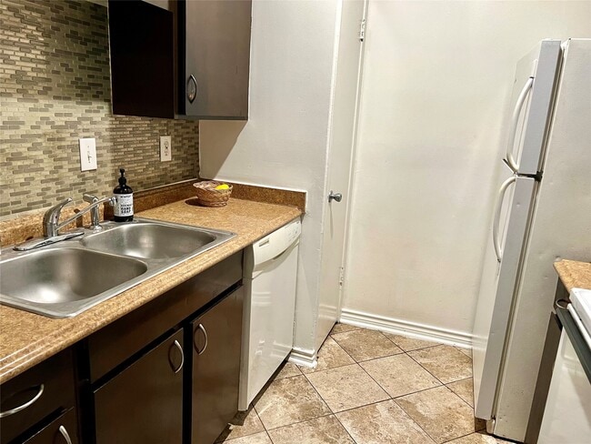 Building Photo - 10047 Westpark Dr