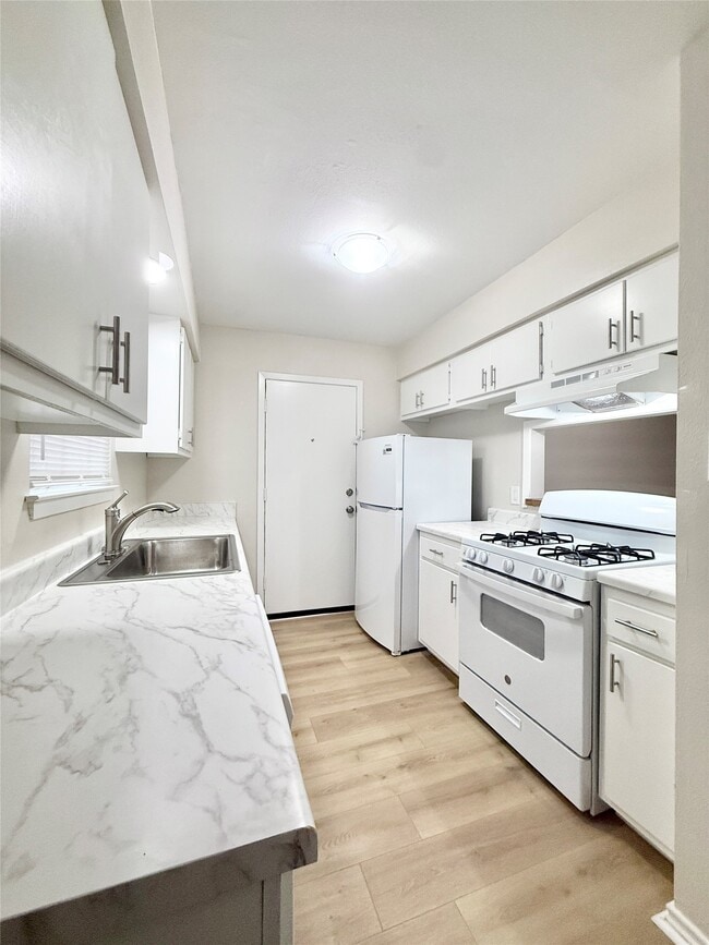 Building Photo - 2400 5th St