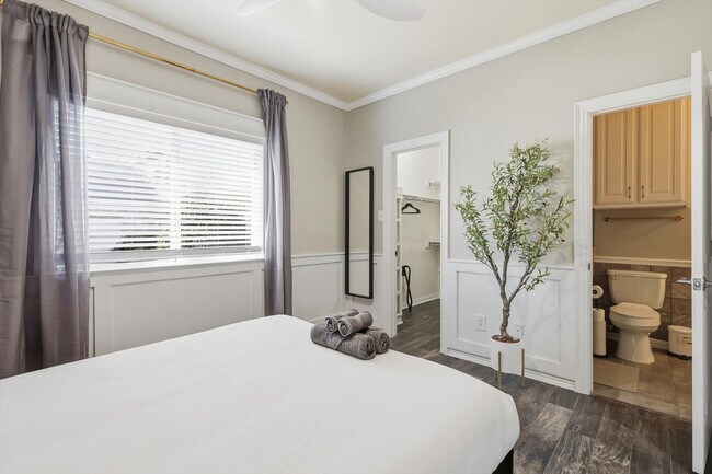 Building Photo - 4843 Golfside Dr