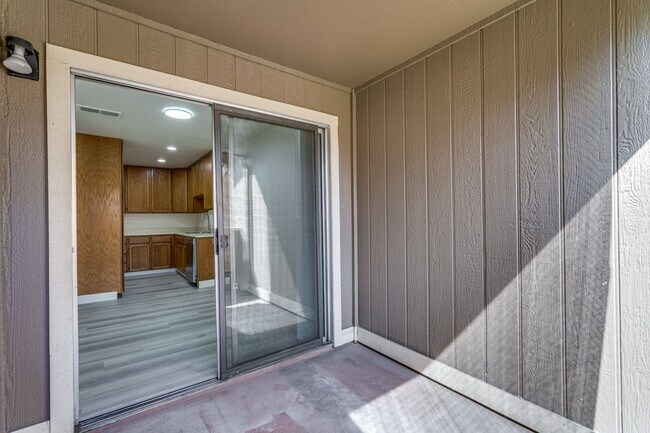 Building Photo - 2 bed 2 bath condo