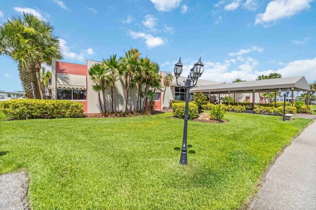 Building Photo - "Charming 2-Bed, 2-Bath Retreat in Nokomis!"