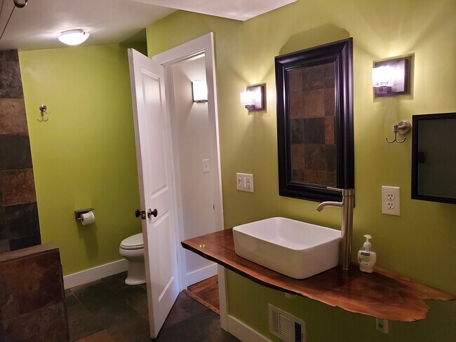 Building Photo - Adorable 2 bedroom with a bonus room!