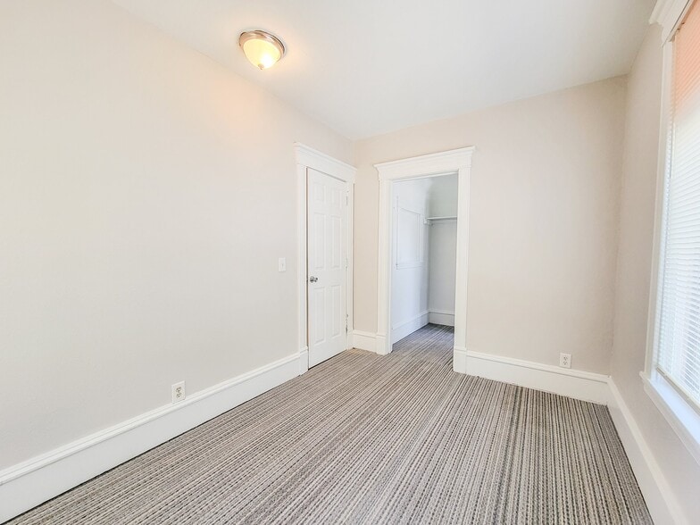 Building Photo - 644 Van Buren St NE