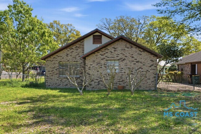 Building Photo - 167 Daisy St