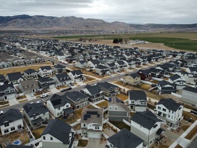 Building Photo - 138 E Crown Point Dr