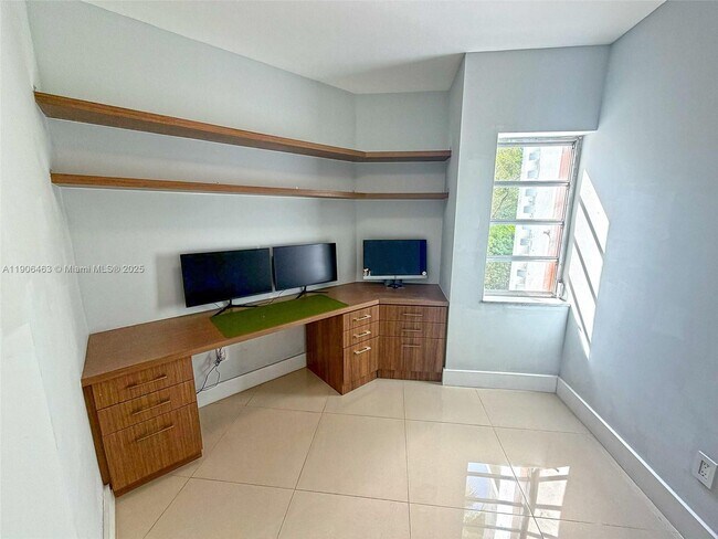 Building Photo - 879 NE 195th St