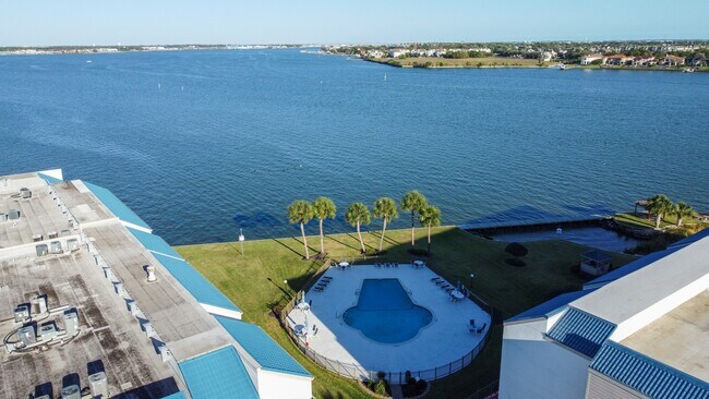 Building Photo - 351 Lakeside Ln