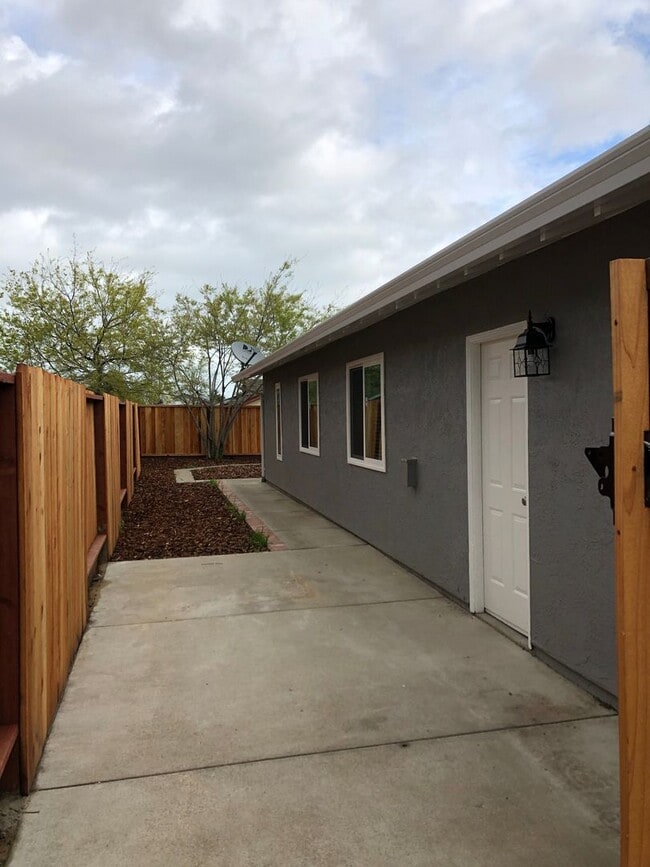 Building Photo - 1740 Gateway Dr