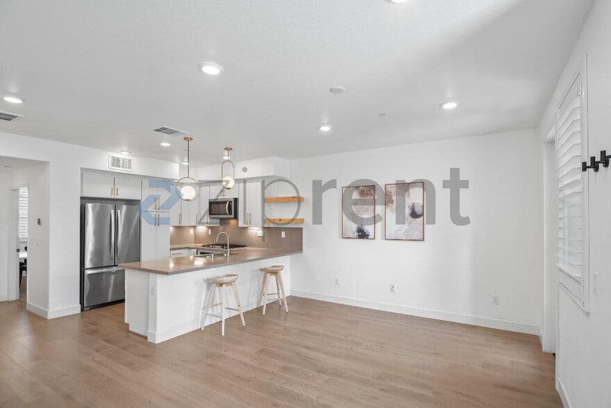 Building Photo - 15 Lisbon Ln