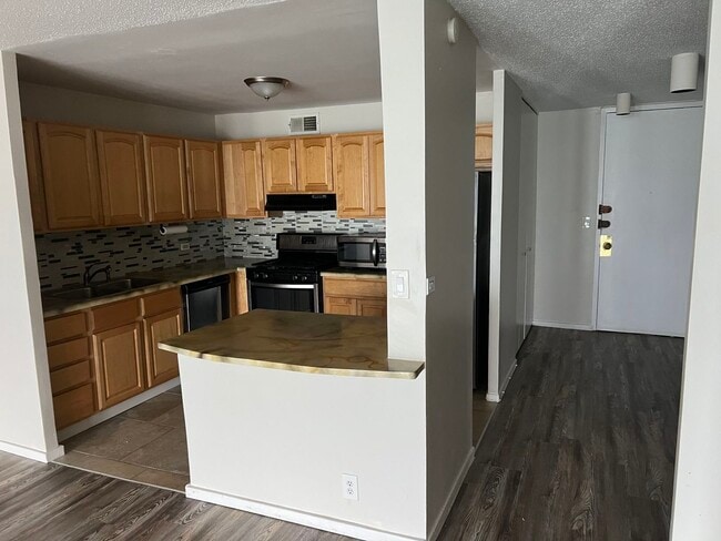 Building Photo - 6700 S South Shore Dr