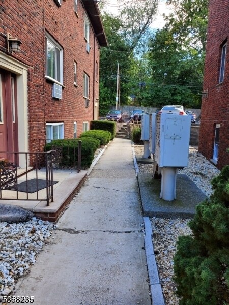 Building Photo - 378 Valley St