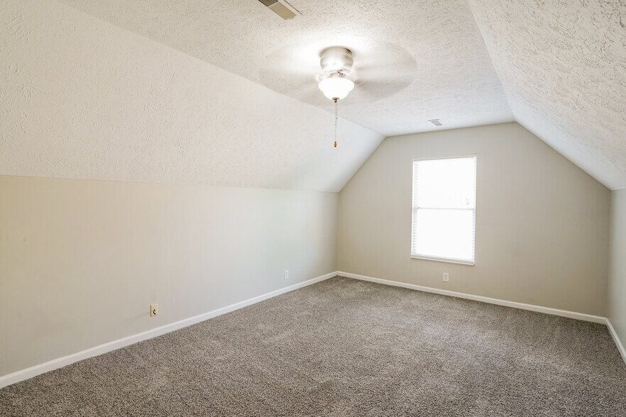 Building Photo - 2136 Blake Dr