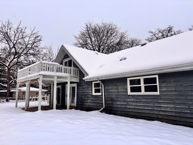 Building Photo - 330 E River Rd