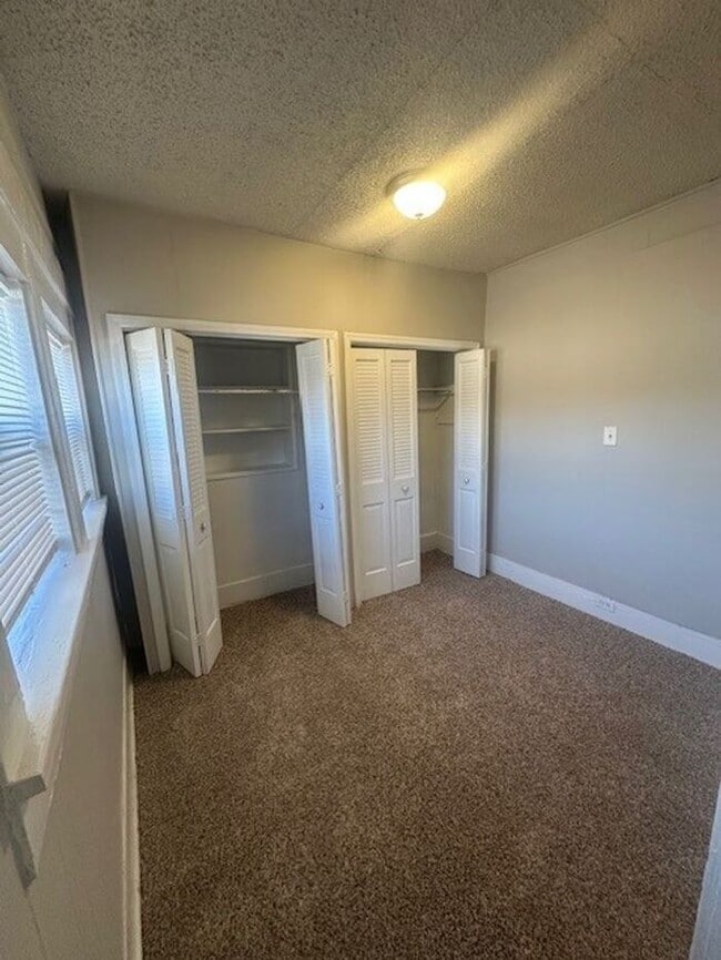 Building Photo - Large 1,000 sq. ft One Bedroom
