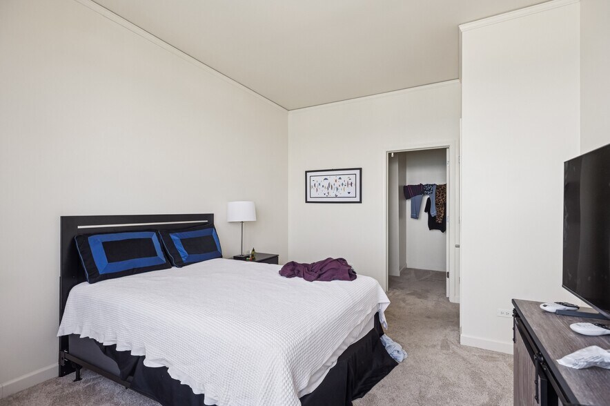 Building Photo - 450 E Waterside Dr