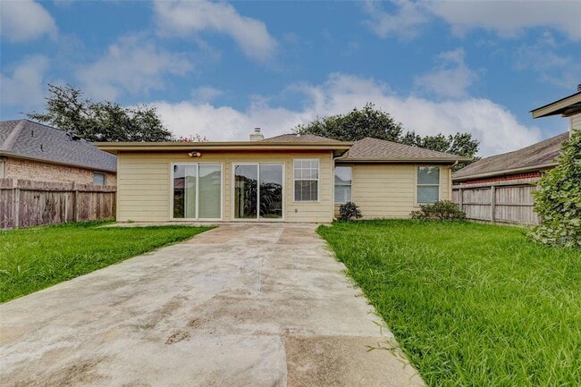 Building Photo - 22915 Sebastian Dr