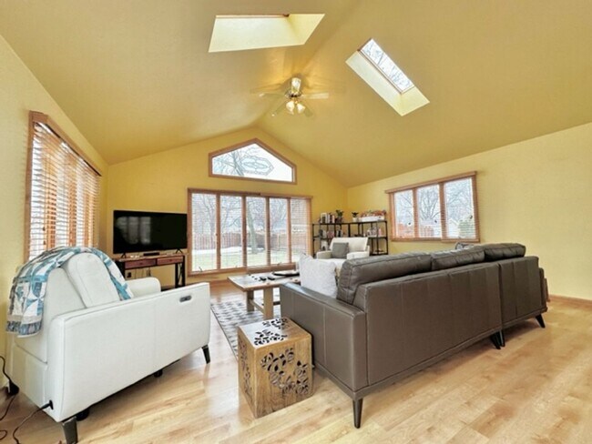 Building Photo - Beautiful / Spacious 3 Bed 3 Bath Ranch Style Single Family Home!