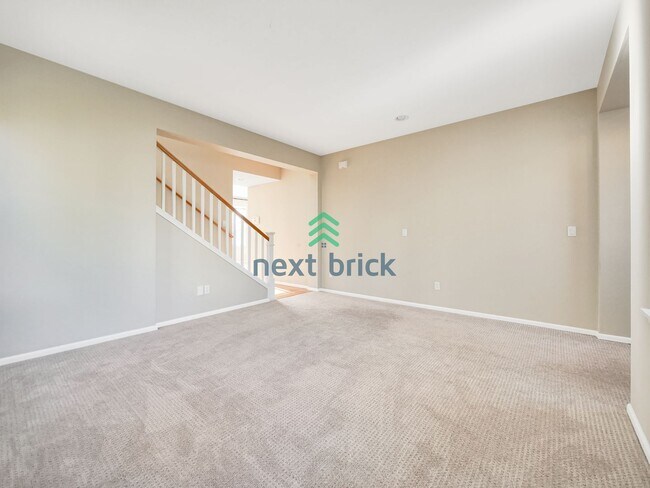 Building Photo - 5 Bed and 3.5 Bath Single-family Home is A...