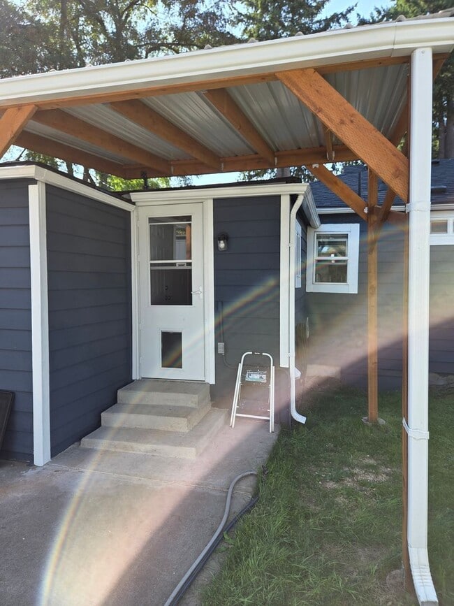 Building Photo - Beautiful 3 bd, 1 bath open kitchen/living...