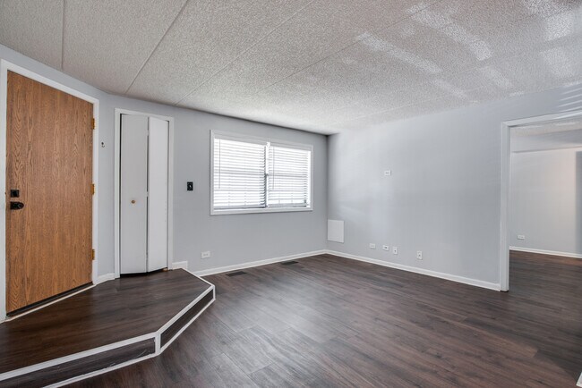 Building Photo - 1486 W Jefferson Ave