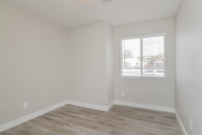 Building Photo - 390 Lombardy Cir