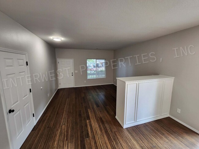 Building Photo - *1/2 OFF 1ST MONTH'S RENT PROMO* Super Cut...
