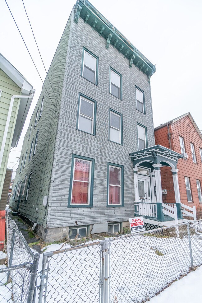 Primary Photo - 137 Main St