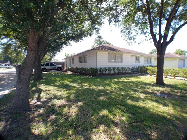 Building Photo - 1301 Glenmore Dr