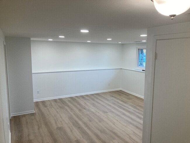 Building Photo - 431 N Thompson Rd