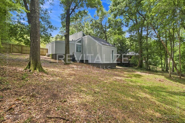 Building Photo - 2739 Knollwood Dr