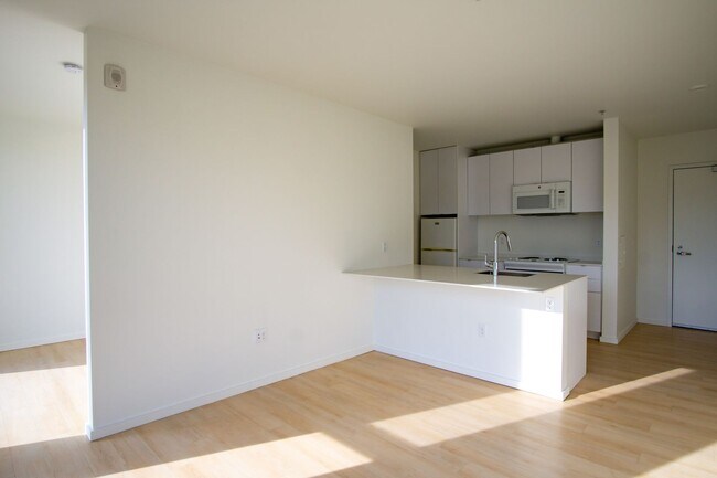 Building Photo - Modern & Bright Corner Urban 1 Bed w DW & W/D!