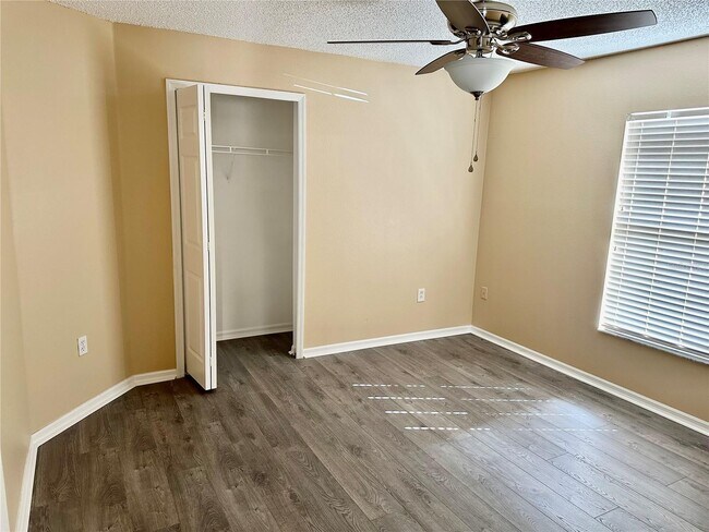 Building Photo - 536 Lakeview Dr