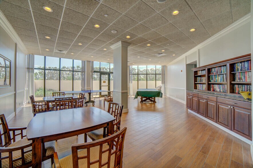 Social Room - 9650 S Ocean Dr