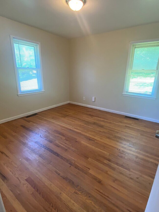 Building Photo - Spacious 3 bedroom house
