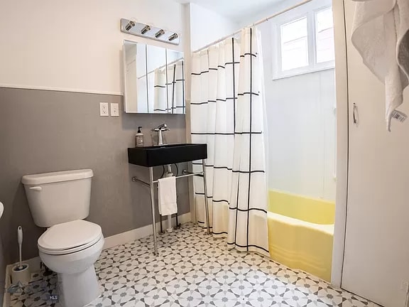 Building Photo - 108 W Gold St