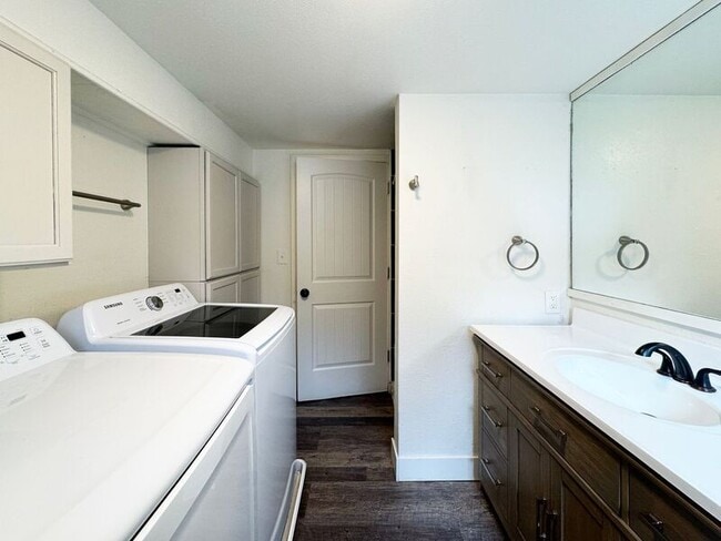 Building Photo - 725 Mimosa Ave