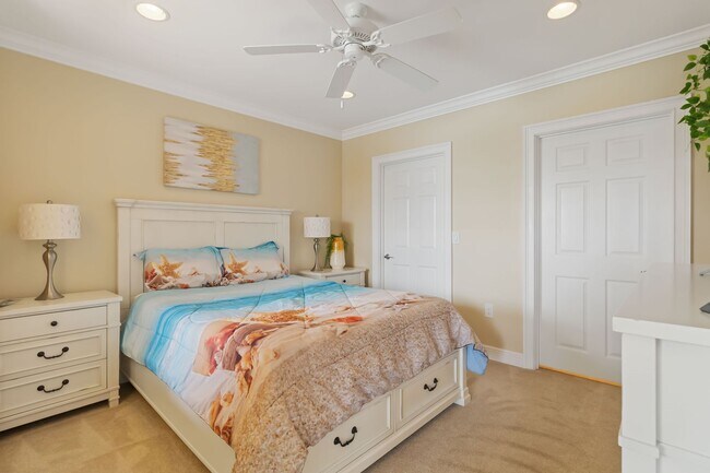 Building Photo - Beautiful furnished 2/2 condo with stunning water view available May 2026 for a short-term stay